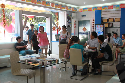 四川新华秋季招生现场再掀火爆狂潮