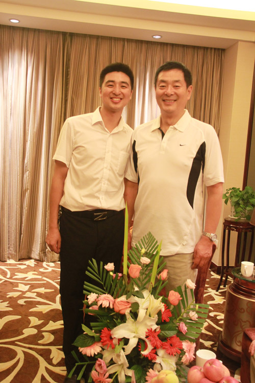 濮存昕低调抵蓉,参加新华26周年校庆