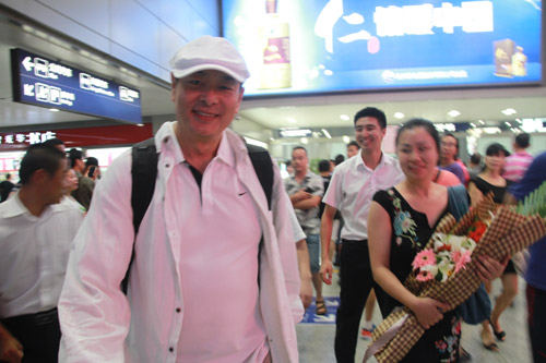 濮存昕低调抵蓉,参加新华26周年校庆