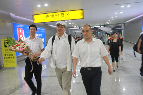 濮存昕低调抵蓉,参加新华26周年校庆