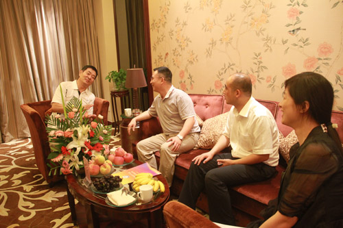 濮存昕低调抵蓉,参加新华26周年校庆