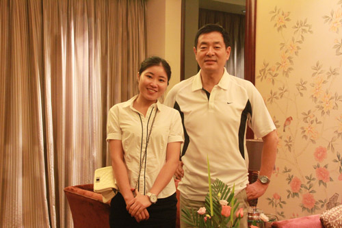 濮存昕低调抵蓉,参加新华26周年校庆