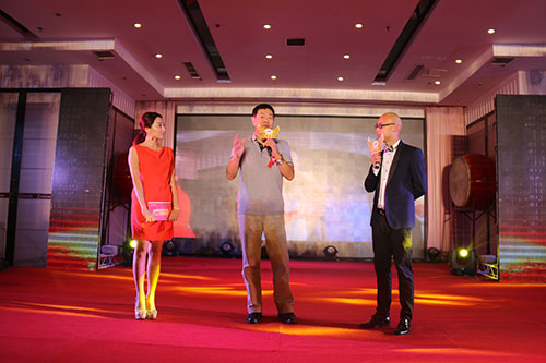 濮存昕为新华荣誉校友颁奖并勉励青年学子