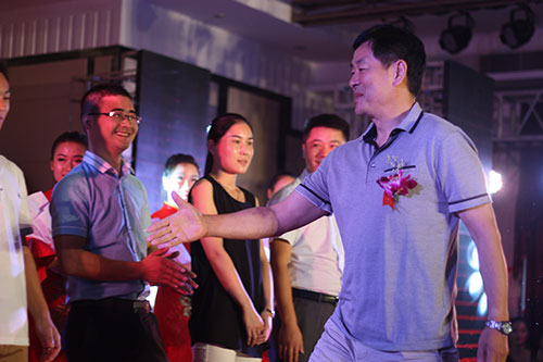 濮存昕为新华荣誉校友颁奖并勉励青年学子