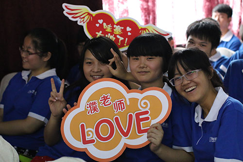 濮存昕为新华荣誉校友颁奖并勉励青年学子