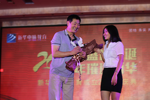 濮存昕新华校庆庆典诗朗诵引爆全场