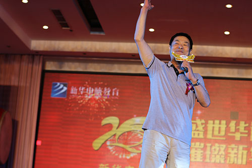 濮存昕新华校庆庆典诗朗诵引爆全场