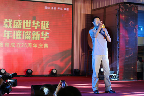 濮存昕新华校庆庆典诗朗诵引爆全场