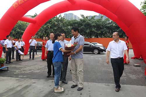 濮存昕走进新华校园,受到师生热烈欢迎