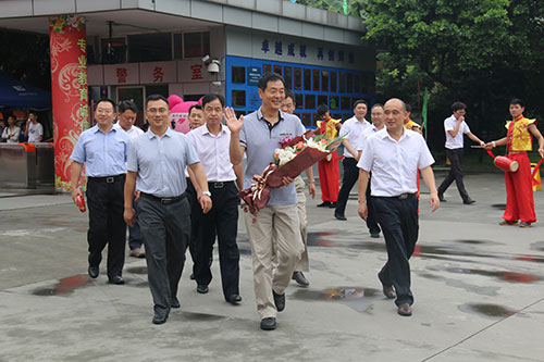 濮存昕走进新华校园,受到师生热烈欢迎