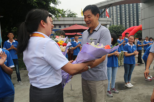 濮存昕走进新华校园,受到师生热烈欢迎