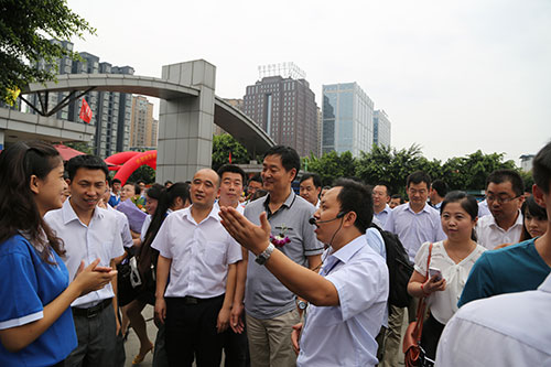 濮存昕走进新华校园,受到师生热烈欢迎