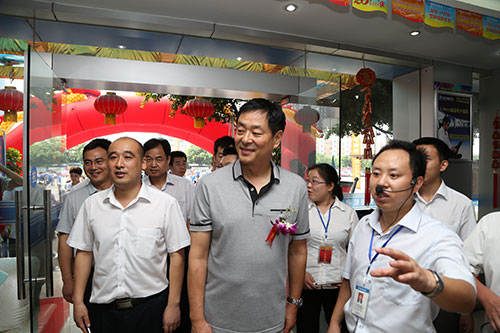 濮存昕走进新华校园,受到师生热烈欢迎