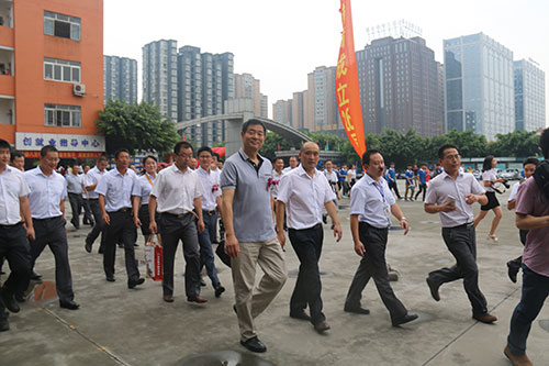 濮存昕走进新华校园,受到师生热烈欢迎