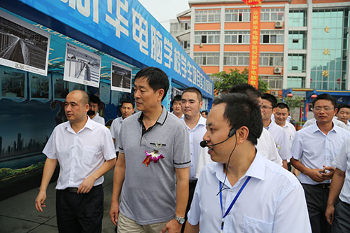 濮存昕走进新华校园,受到师生热烈欢迎