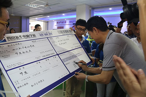 濮存昕走进新华校园,受到师生热烈欢迎