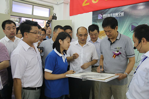 濮存昕走进新华校园,受到师生热烈欢迎