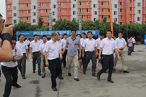 濮存昕走进新华校园,受到师生热烈欢迎