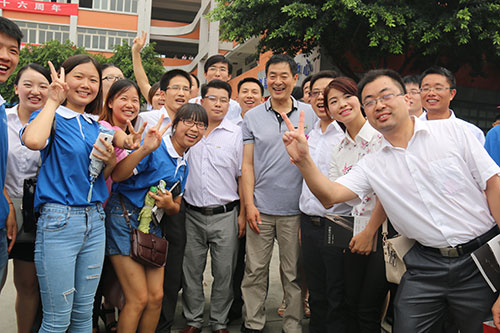 濮存昕走进新华校园,受到师生热烈欢迎