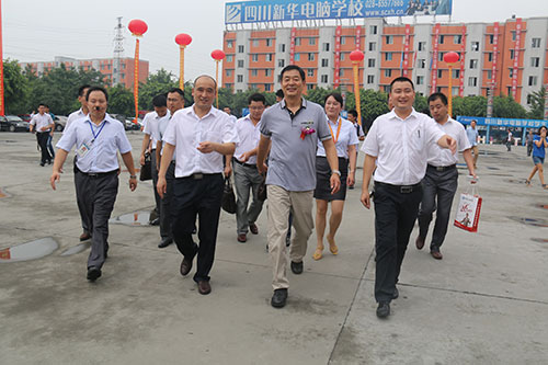 濮存昕走进新华校园,受到师生热烈欢迎