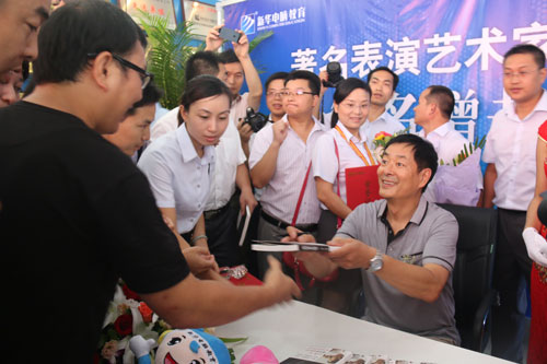 濮存昕签名赠书现场火爆