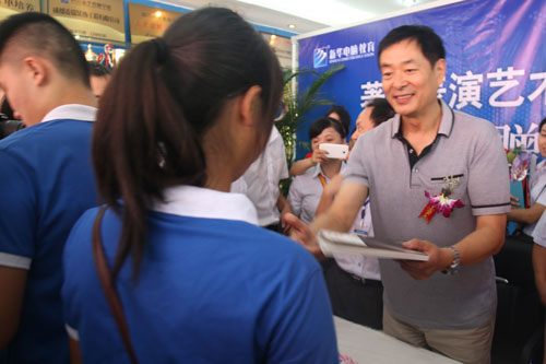 濮存昕签名赠书现场火爆