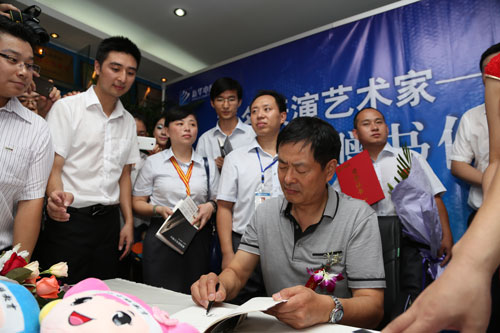 濮存昕签名赠书现场火爆