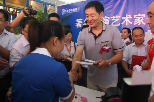 濮存昕签名赠书现场火爆