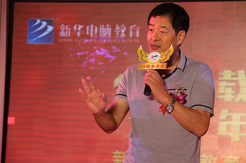 【大成网】濮存昕空降新华 现场倾情朗诵