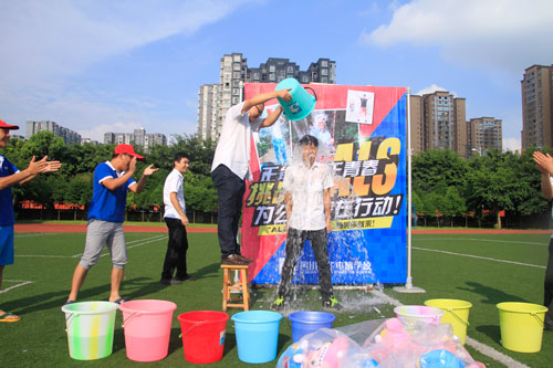 “冰桶挑战赛”传递正能量 公益在新华