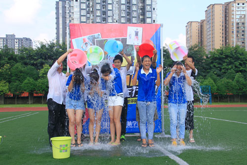 “冰桶挑战赛”传递正能量 公益在新华