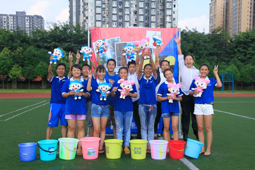 “冰桶挑战赛”传递正能量 公益在新华