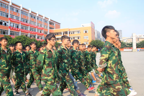 新生军训迎开学，梦想伴青春起航