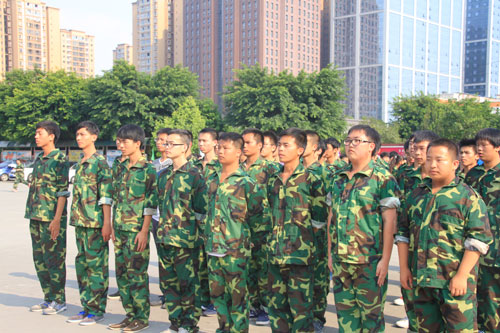 新生军训迎开学，梦想伴青春起航