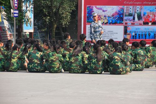 新生军训迎开学，梦想伴青春起航