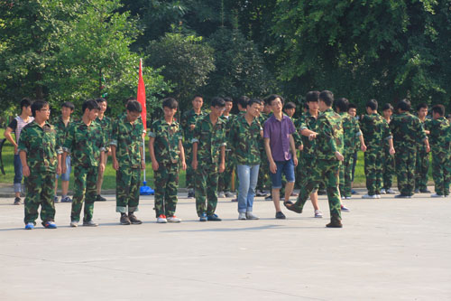 新生军训迎开学，梦想伴青春起航