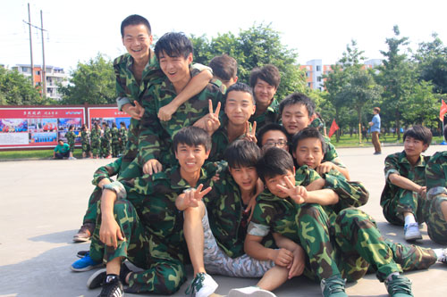 新生军训迎开学，梦想伴青春起航