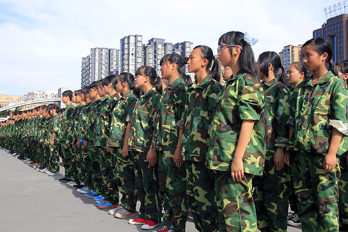 新生军训写青春，汇报表演赢喝彩