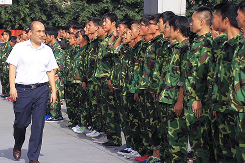 新生军训写青春，汇报表演赢喝彩