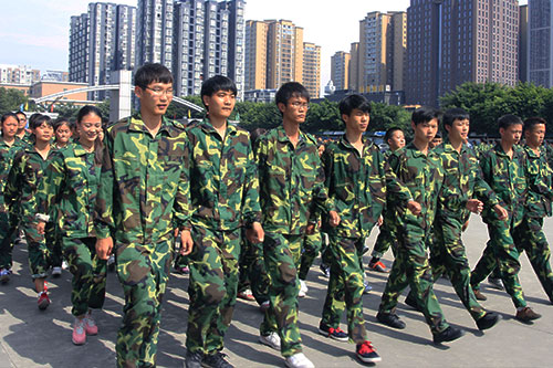 新生军训写青春，汇报表演赢喝彩