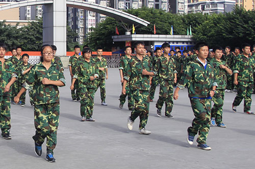 新生军训写青春，汇报表演赢喝彩