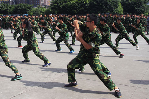 新生军训写青春，汇报表演赢喝彩