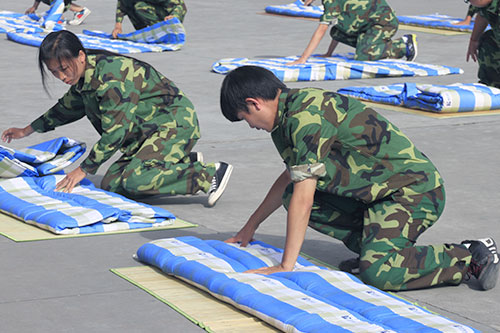 新生军训写青春，汇报表演赢喝彩