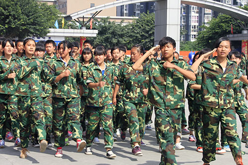 新生军训写青春，汇报表演赢喝彩