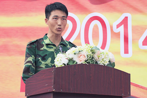 新生军训写青春，汇报表演赢喝彩