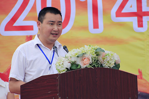 新生军训写青春，汇报表演赢喝彩