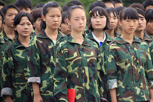 新生军训写青春，汇报表演赢喝彩