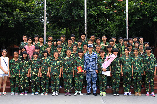 新生军训写青春，汇报表演赢喝彩