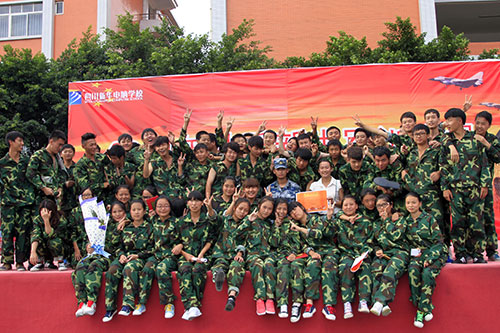 新生军训写青春，汇报表演赢喝彩