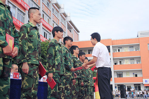 新生军训写青春，汇报表演赢喝彩